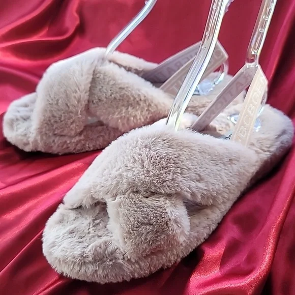 BCBGeneration Soffi Fur Slippers in BLUSH (pink). SZ 10 - Picture 1 of 4